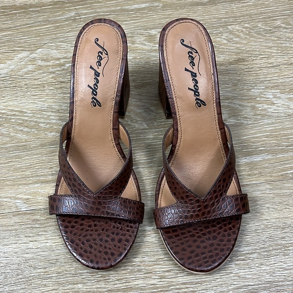 Free People Charlie V Brown Croc-Embossed Leather Block Heel Sandals size 39 - Picture 4 of 11